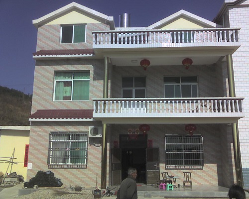 大爺在深山養(yǎng)蜂，年入二十萬，蓋洋房給兒子娶媳婦
