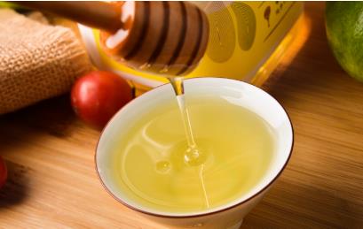 早春蜜蜂進粉是蜂王產(chǎn)卵了嗎（蜜蜂大量采粉說明什么）