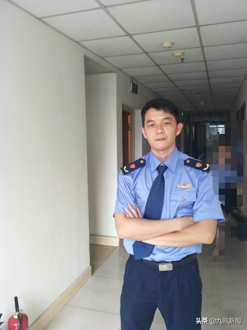 從公務(wù)員到豬肉佬，985畢業(yè)生為還200萬債務(wù)擺肉攤：10年后還賣豬肉未嘗不可，以前管理個(gè)體戶現(xiàn)在成了個(gè)體戶
