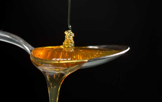 蜂蜜有酒味還能喝嗎？有酒味說明蜂蜜已經(jīng)變質(zhì)了，最好不要食用！
