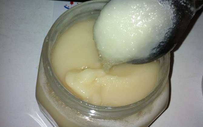 怎么判斷蜂蜜過期不能吃了？這4種情況不要吃，否則會食物中毒！