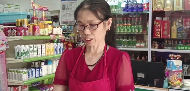 暖心！超市女老板為晚歸女孩留燈10年