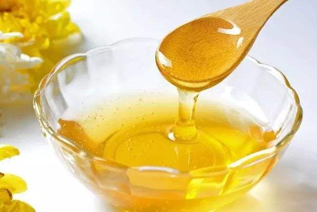 【蜂蜜美容】蜂蜜水洗臉有沒有副作用呢？會(huì)造成什么傷害呢？
