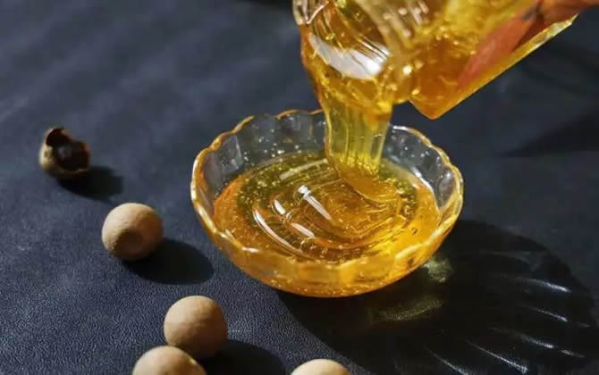 龍眼蜜和荔枝蜜哪個(gè)好？有什么區(qū)別？哪個(gè)好喝？（附蜂蜜選擇方法）